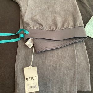 FIGS L Livingston Basic scrub pants, regular length. (No cargo pockets)